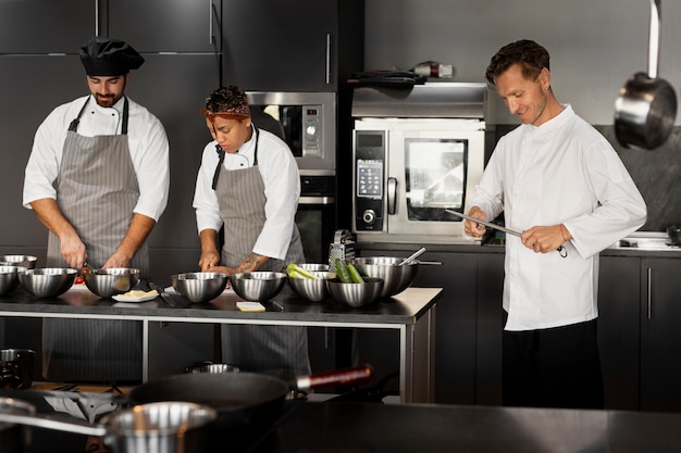 Chef trabajando juntos en una cocina profesional