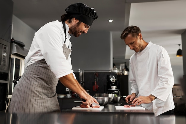 Foto gratuita chef trabajando juntos en una cocina profesional