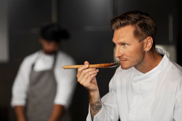 Chef trabajando juntos en una cocina profesional