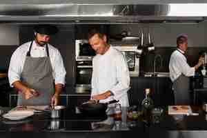 Foto gratuita chef trabajando juntos en una cocina profesional