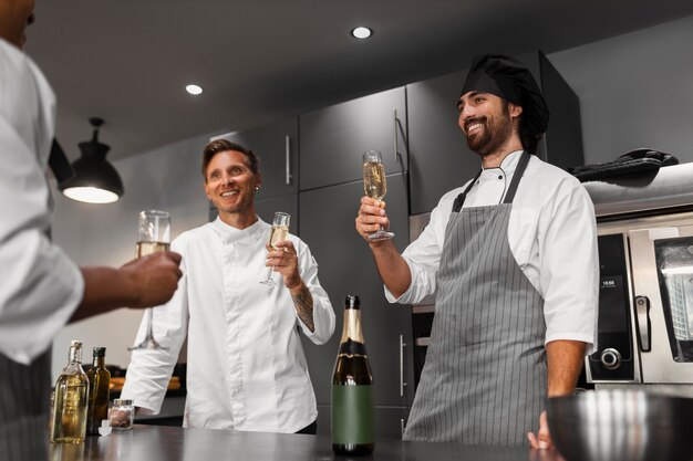 Foto gratuita chef trabajando juntos en una cocina profesional