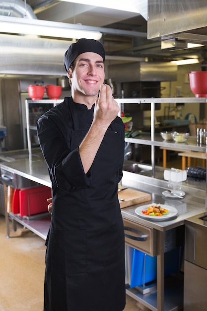 Chef con uniforme en una cocina