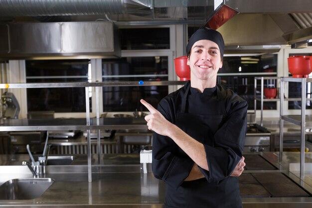 Chef con uniforme en una cocina