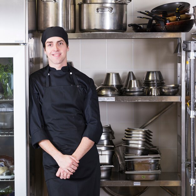 Chef con uniforme y menaje de cocina