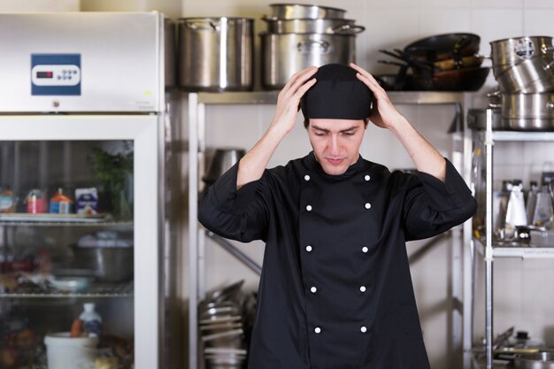 Chef con uniforme y menaje de cocina