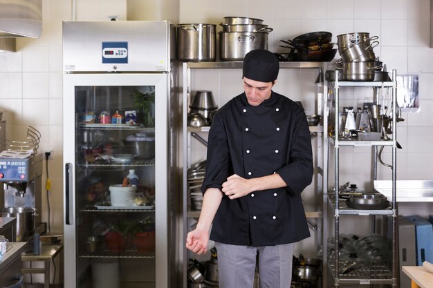 Chef con uniforme y menaje de cocina