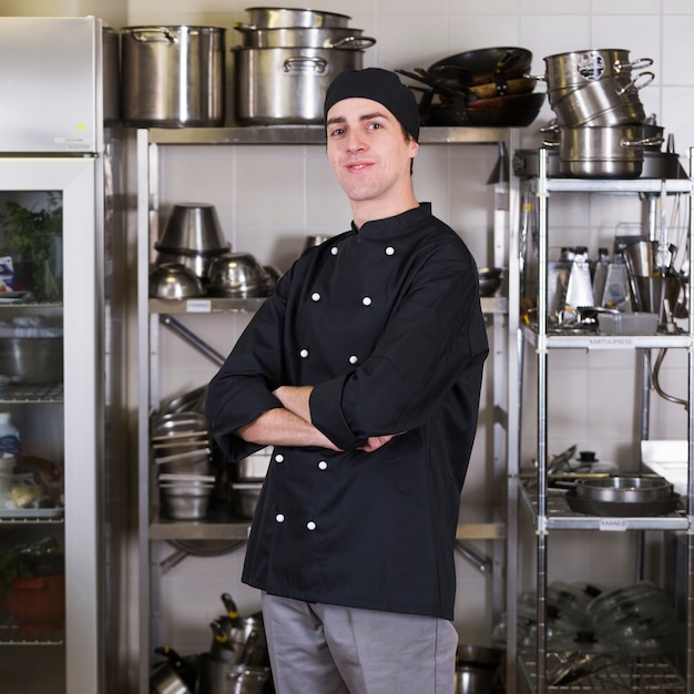 Chef con uniforme y menaje de cocina