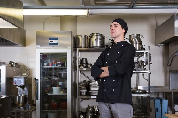 Chef con uniforme y menaje de cocina