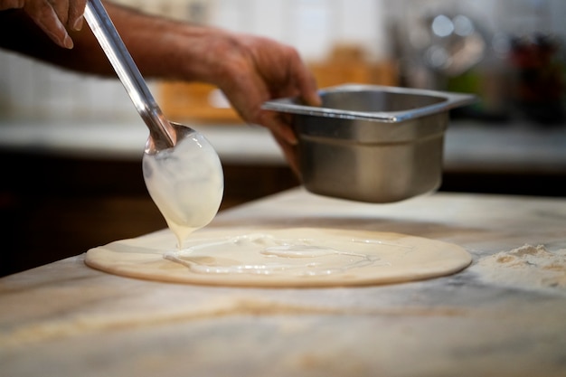 Chef de vista lateral horneando deliciosa pizza