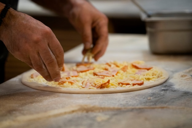 Chef de vista lateral horneando deliciosa pizza