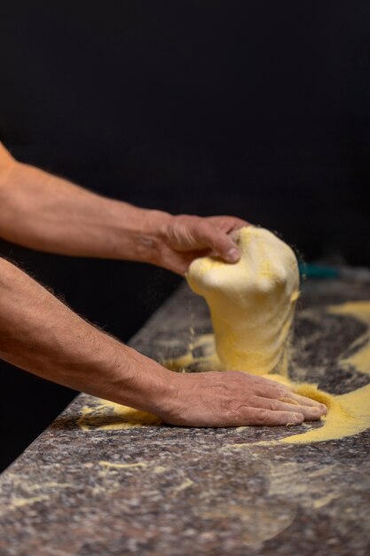 Chef de vista lateral preparando pizza