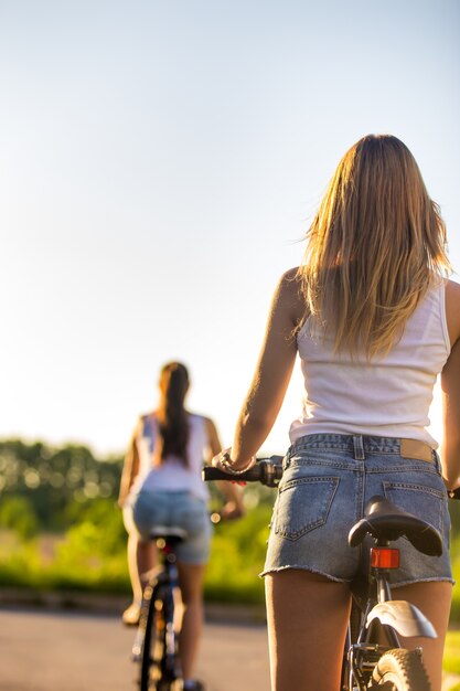 Chias de espaldas en bicicleta