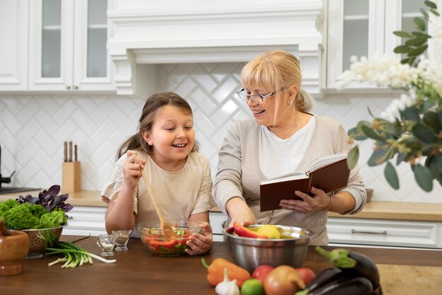 Chica y abuela sonriente de tiro medio