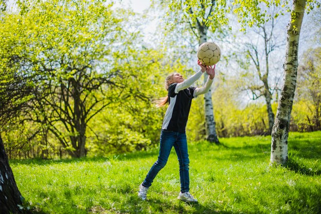 Chica activa bloqueando un balón