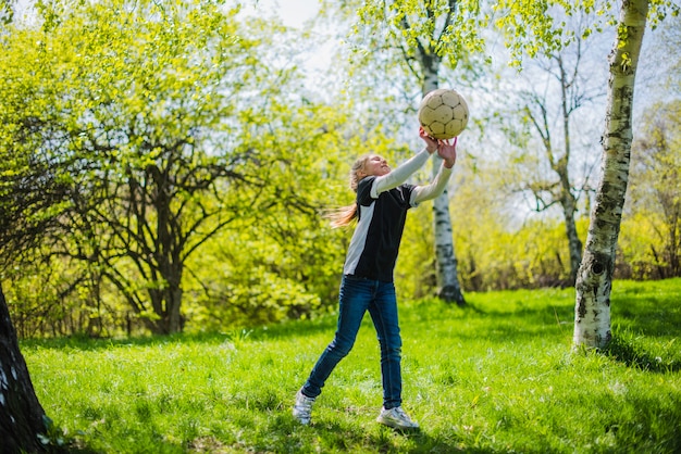 Chica activa bloqueando un balón
