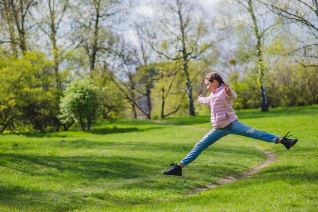 Chica activa saltando en el parque