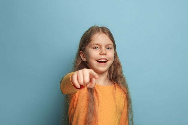 Chica adolescente en azul. Expresiones faciales y concepto de emociones de personas.