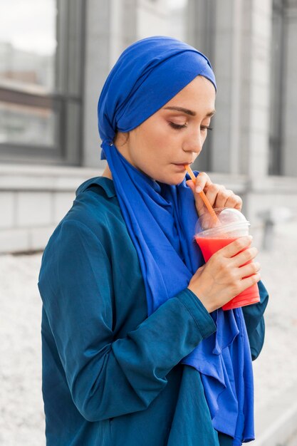 Chica adolescente bebiendo un batido