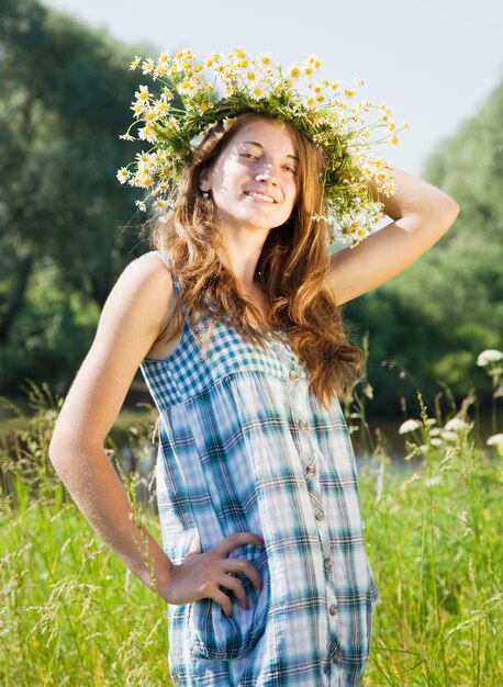 Chica adolescente en camomiles chaplet