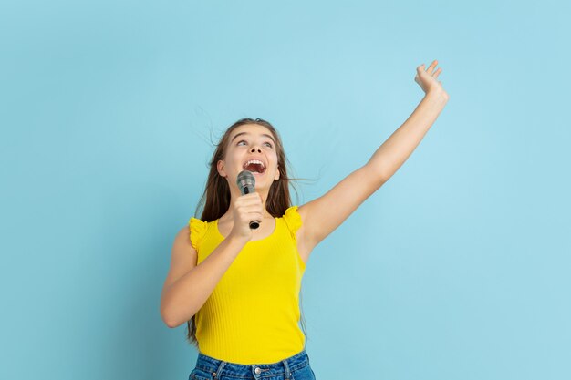 Chica adolescente cantando como celebridad