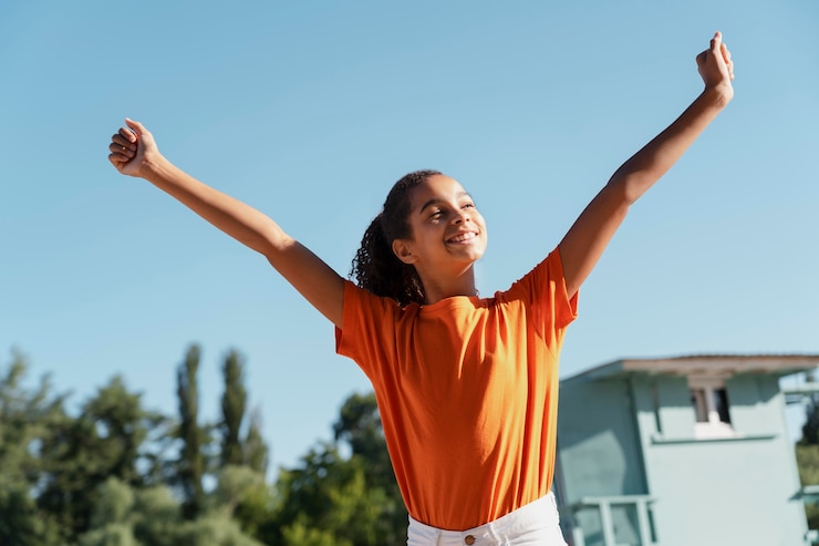 Foto gratuito chica adolescente divirtiéndose en el verano
