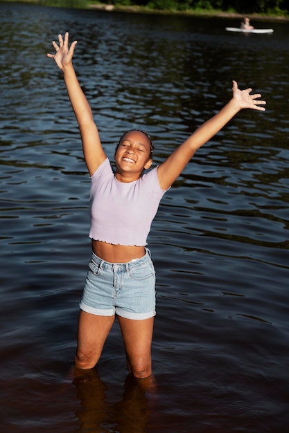 Chica adolescente divirtiéndose en el verano