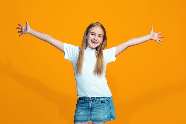 Chica adolescente de éxito feliz celebrando ser un ganador. Imagen dinámica enérgica del modelo femenino