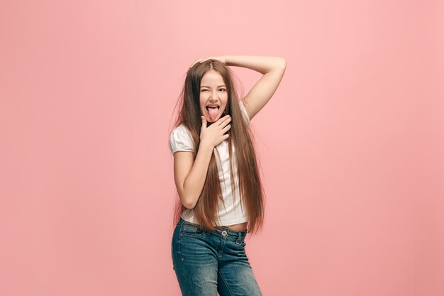 chica adolescente con expresión extraña. Hermoso retrato femenino de medio cuerpo aislado sobre fondo rosa de estudio.