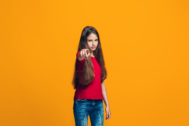 La chica adolescente feliz que te señala