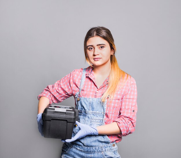 Chica adolescente en general con caja de herramientas