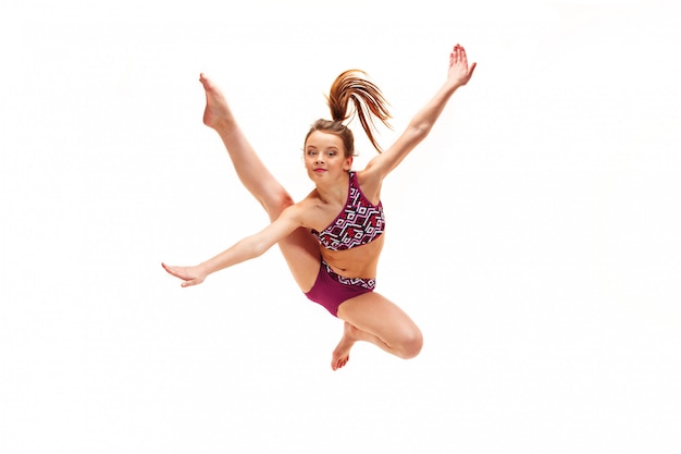 Chica adolescente haciendo ejercicios de gimnasia en blanco