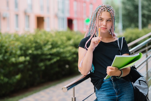 Chica adolescente con el libro de texto