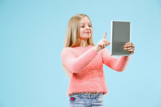 Chica adolescente con ordenador portátil. Amor al concepto de computadora. Retrato frontal de medio cuerpo femenino atractivo