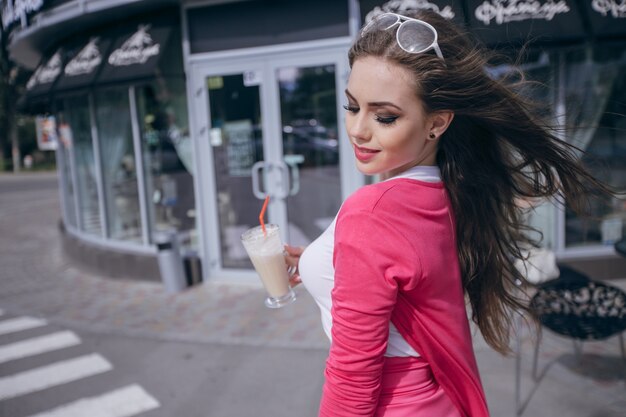 Chica adolescente posando en la calle