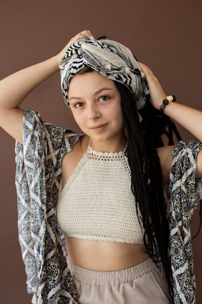 Chica adolescente con ropa hippie y rastas