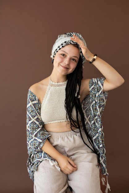 Chica adolescente con ropa hippie y rastas