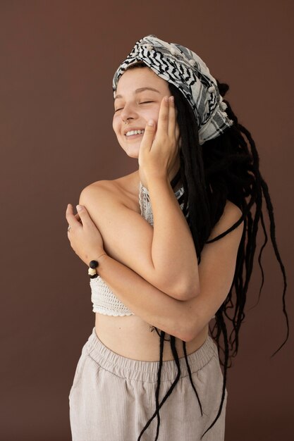 Chica adolescente con ropa hippie y rastas