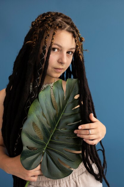 Chica adolescente con ropa hippie y rastas