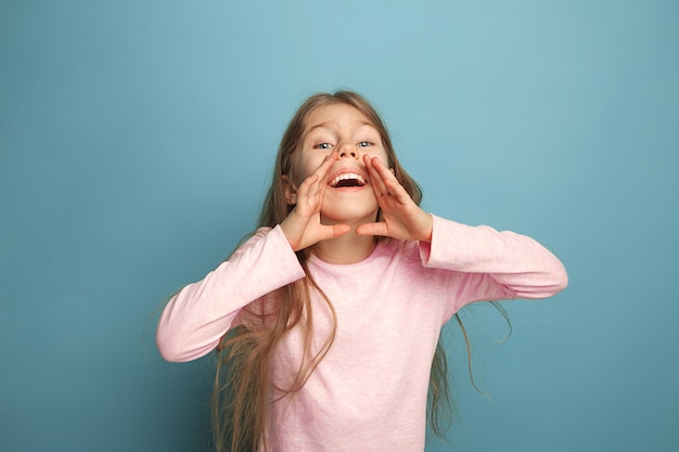 Foto gratuita la chica adolescente rubia emocional tiene una mirada de felicidad y gritos. tiro del estudio