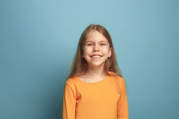 Chica adolescente rubia emocional tiene una mirada de felicidad y una sonrisa con dientes