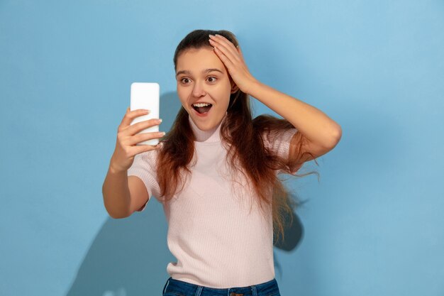 Chica adolescente tomando selfie