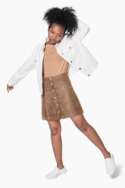 Chica afroamericana en chaqueta blanca y traje marrón street fashion disparar cuerpo completo