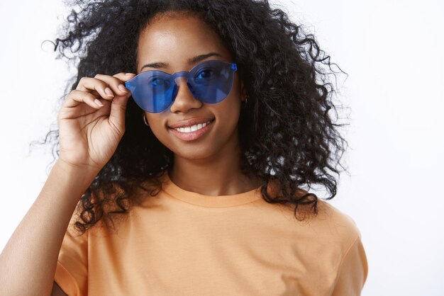 Chica afroamericana de gran apariencia descarada con gafas de sol