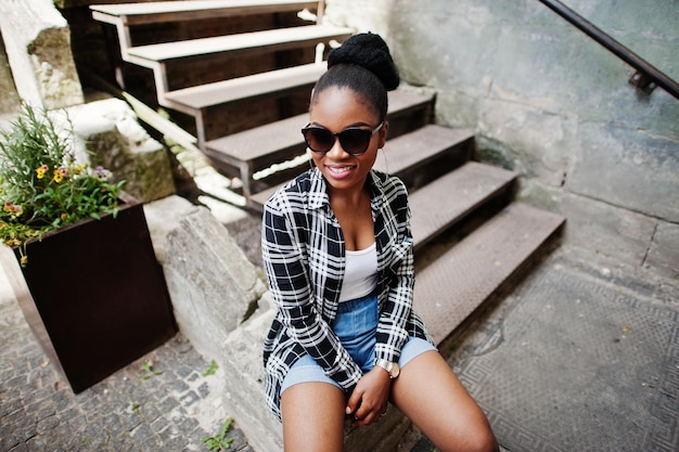 Foto gratuita chica afroamericana de hip hop con gafas de sol y pantalones cortos retrato casual de moda callejera de mujer negra