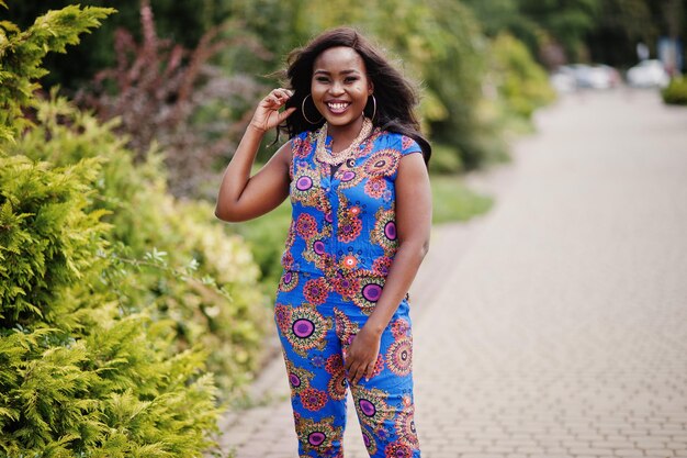 Chica afroamericana en ropa de colores posó al aire libre Mujer negra de moda