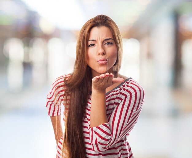 chica agradable que envía beso del aire.