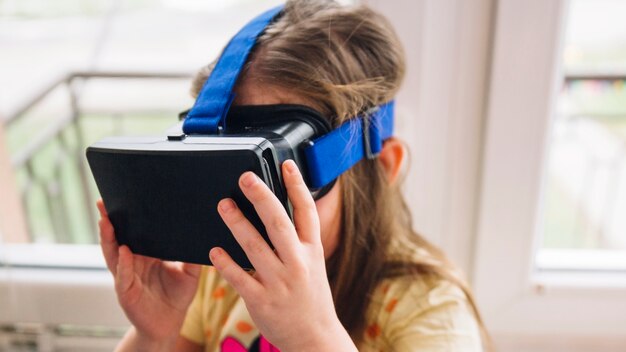 Chica ajustando los auriculares VR