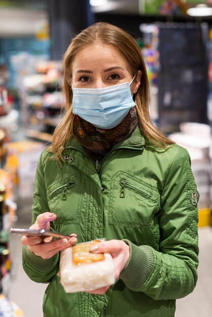 Chica al aire libre comprando productos para cuarentena