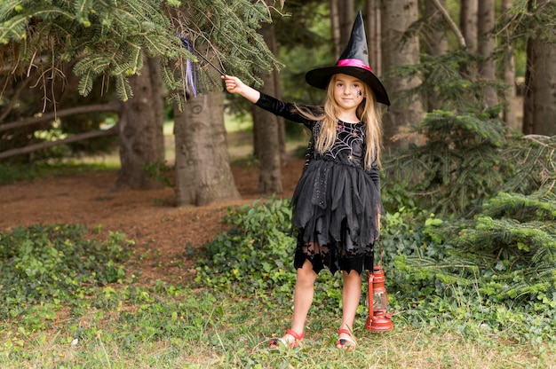 Chica al aire libre con disfraz de halloween