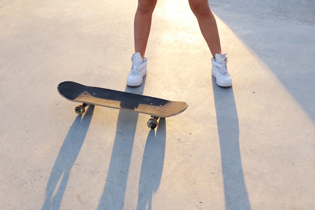 Chica al aire libre con una patineta